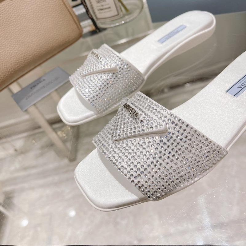 pra*a Di*m*nd slides white
