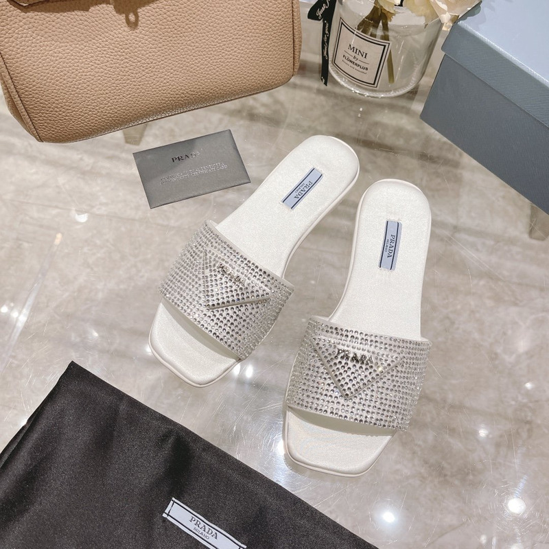 pra*a Di*m*nd slides white