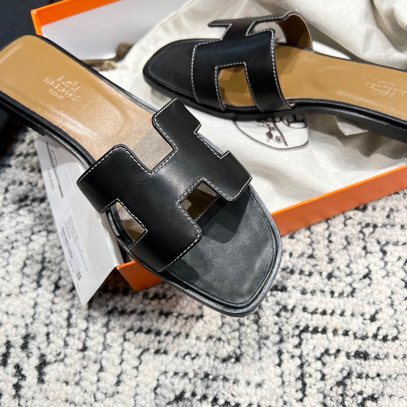 H**mes classic flat in black