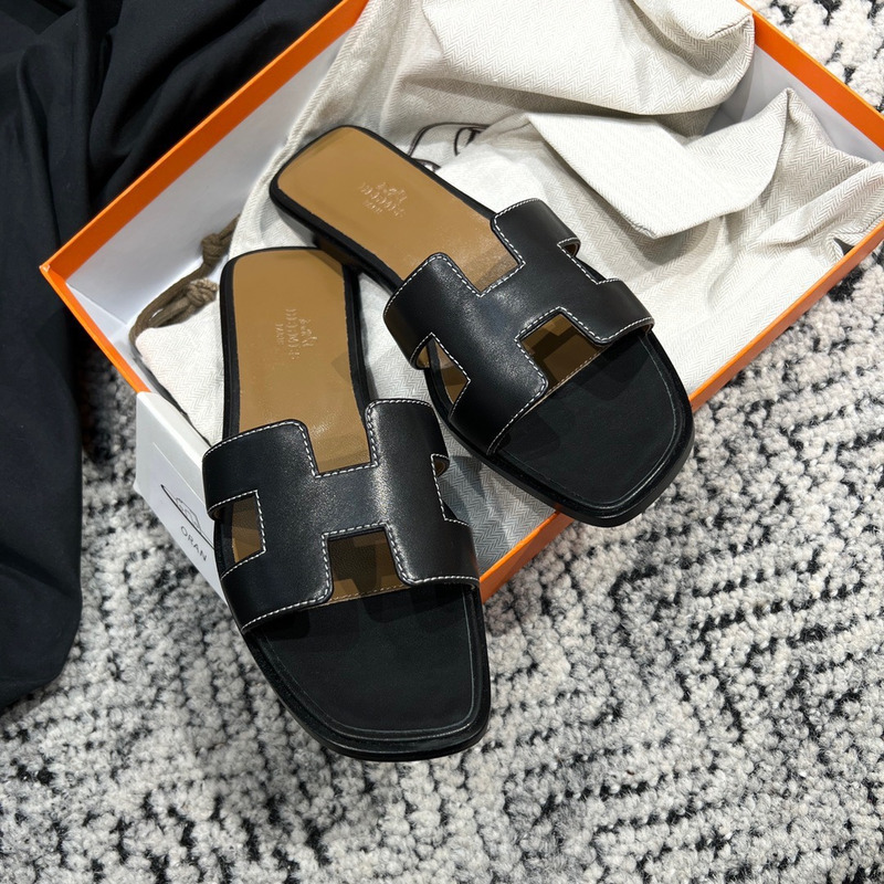 H**mes classic flat in black