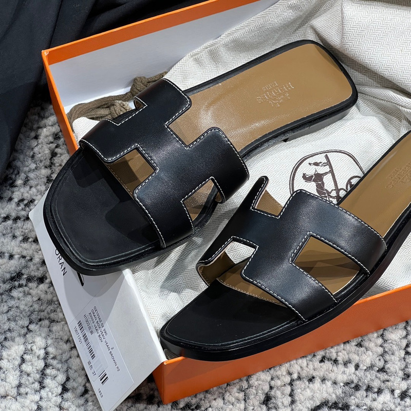 H**mes classic flat in black