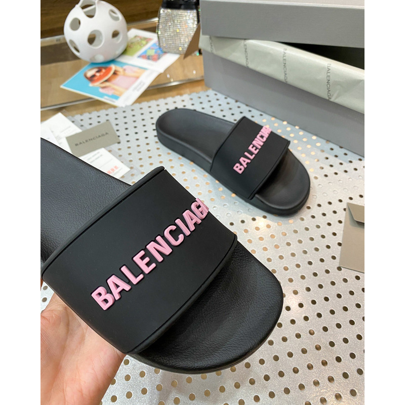 Ba*len*cia*ga pool slide sandal in black rubber with pink 3d Ba*len*cia*ga logo