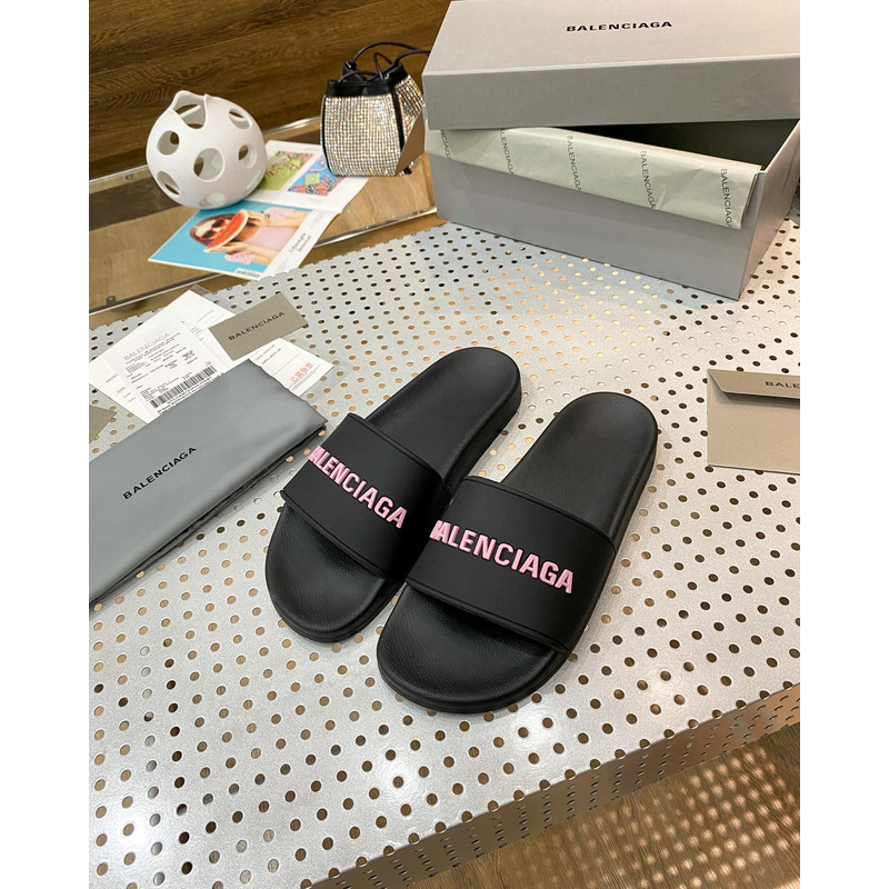 Ba*len*cia*ga pool slide sandal in black rubber with pink 3d Ba*len*cia*ga logo