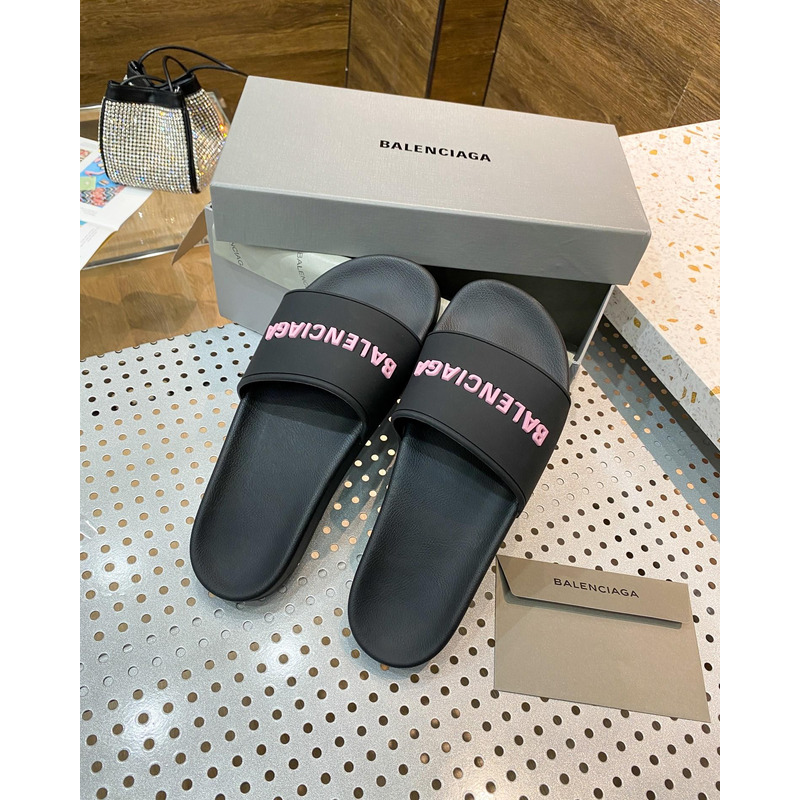 Ba*len*cia*ga pool slide sandal in black rubber with pink 3d Ba*len*cia*ga logo