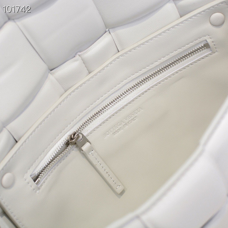 Bo*te*ga ve*ne*ta padded cassette leather shoulder bag white