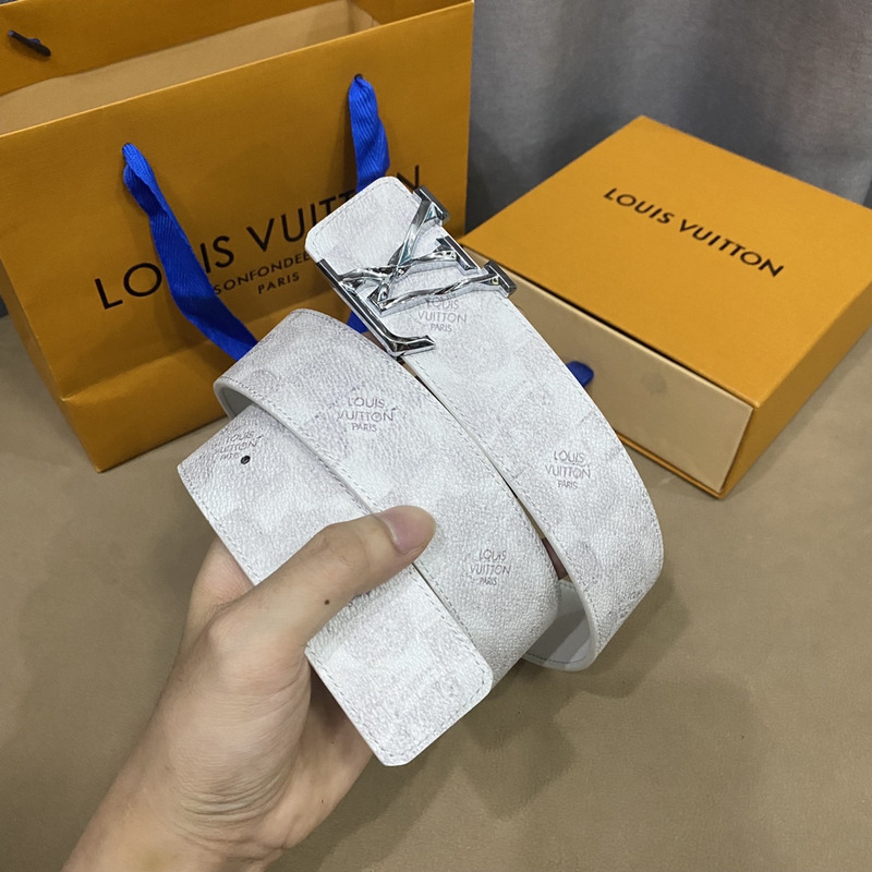 l**is V*t*n white initiales belt