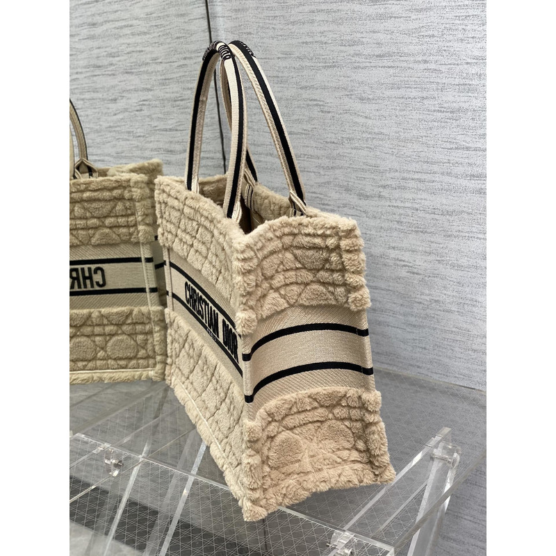 D*or medium book tote bag cannage shearling beige