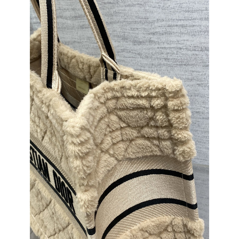 D*or medium book tote bag cannage shearling beige