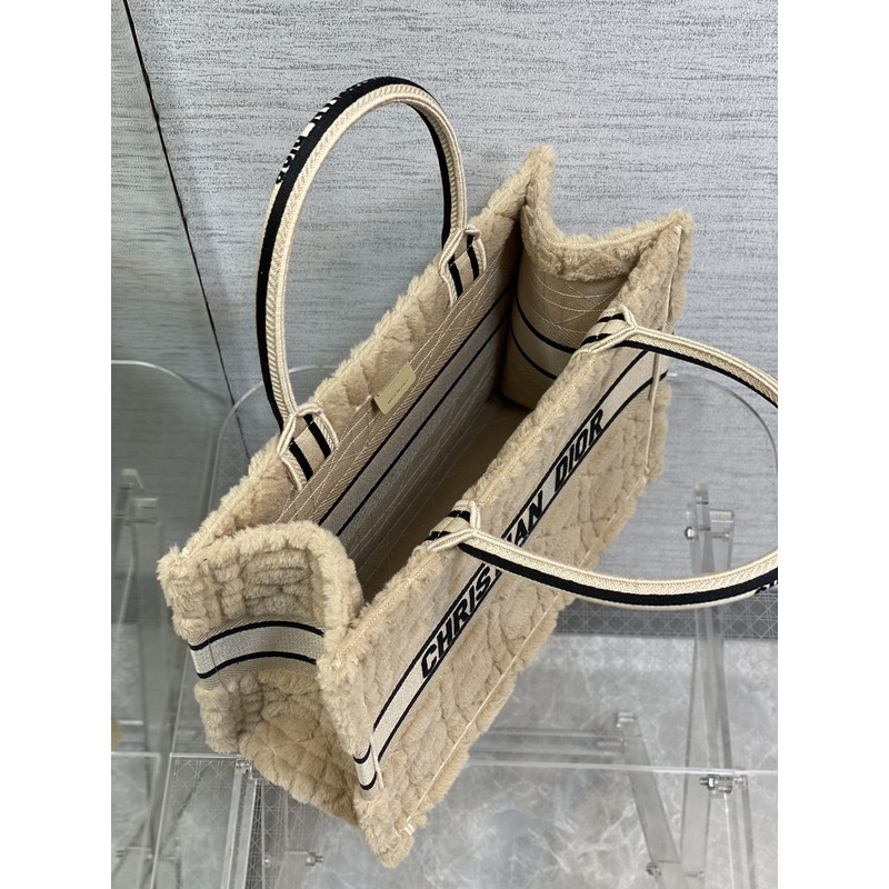 D*or medium book tote bag cannage shearling beige