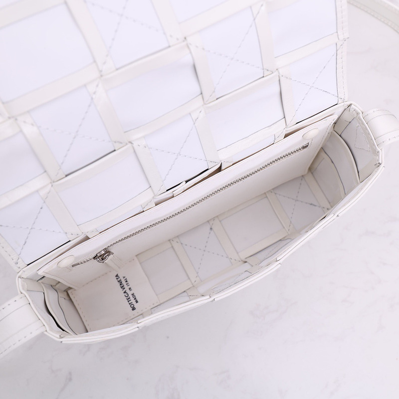 Bo*te*ga ve*ne*ta intrecciato leather crossbody bag