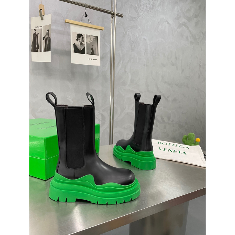 Bo*te*ga ve*ne*ta tire chelsea boot in black and grass