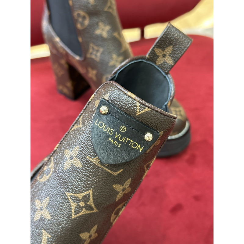l**is V*t*n beaubourg ankle boots monogram black