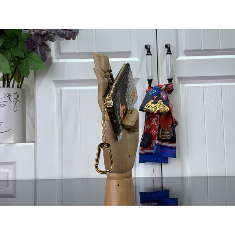 l**is V*t*n m81639 key bag