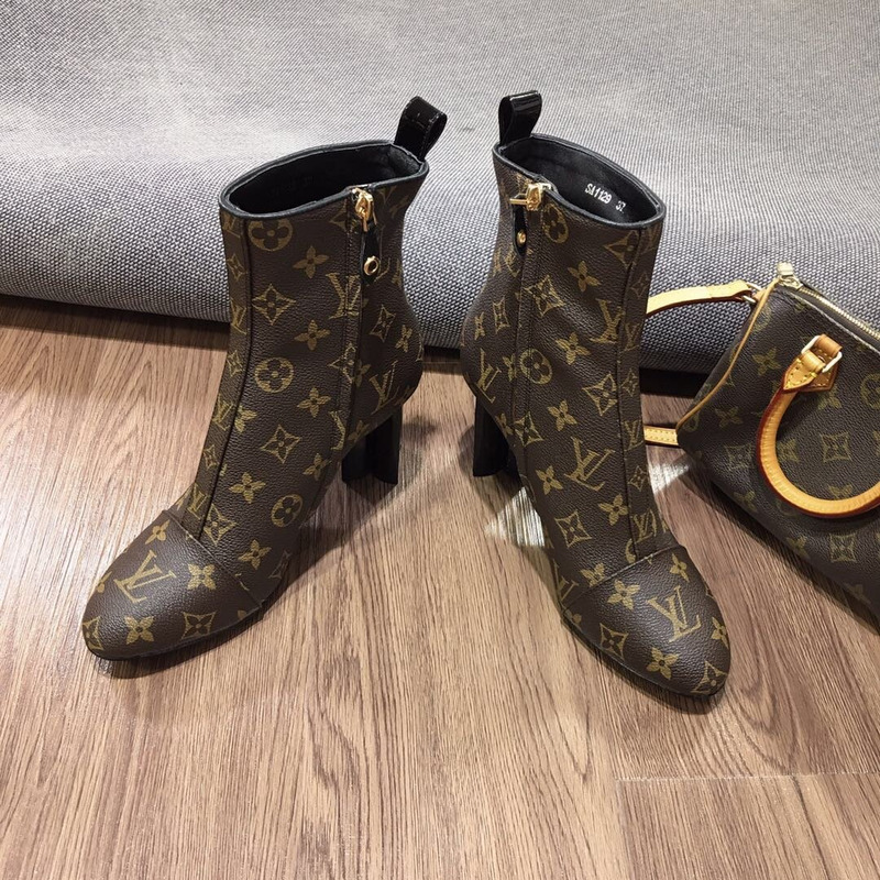 l**is V*t*n silhouette ankle boot in patent monogram canvas-brown