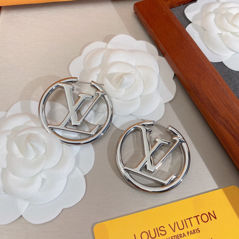 l**is V*t*n logo earing