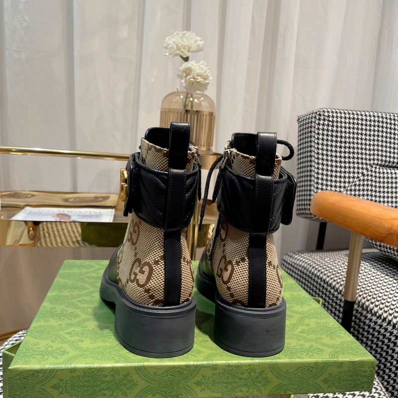 G*u*i logo plaque ankle boots black and brown