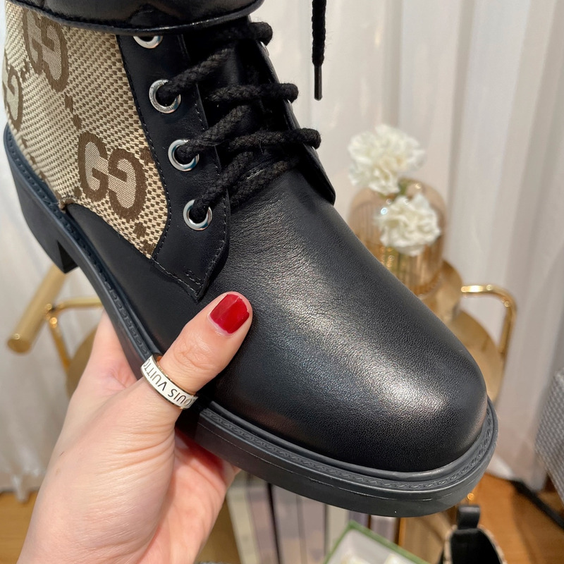 G*u*i logo plaque ankle boots black and brown