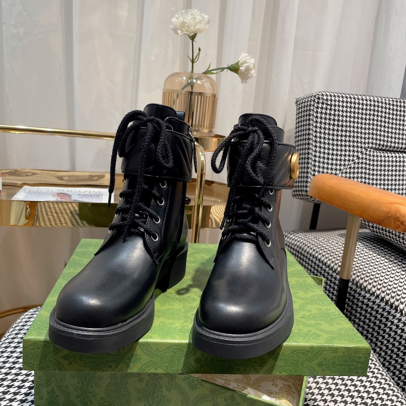 G*u*i logo plaque ankle boots black