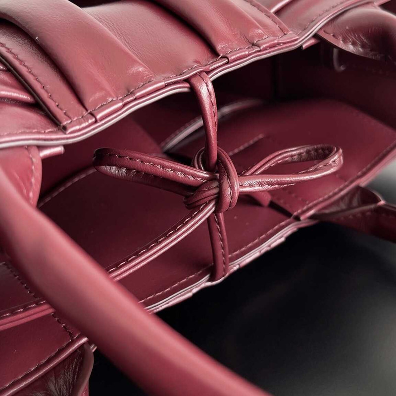 Bo*te*ga ve*ne*ta mini arco tote burgundy red