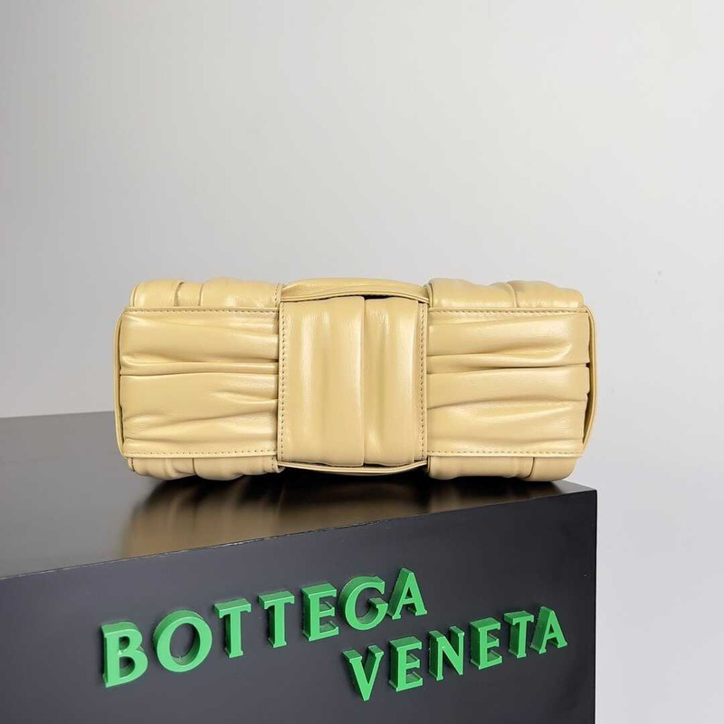 Bo*te*ga ve*ne*ta mini arco tote oatmeal