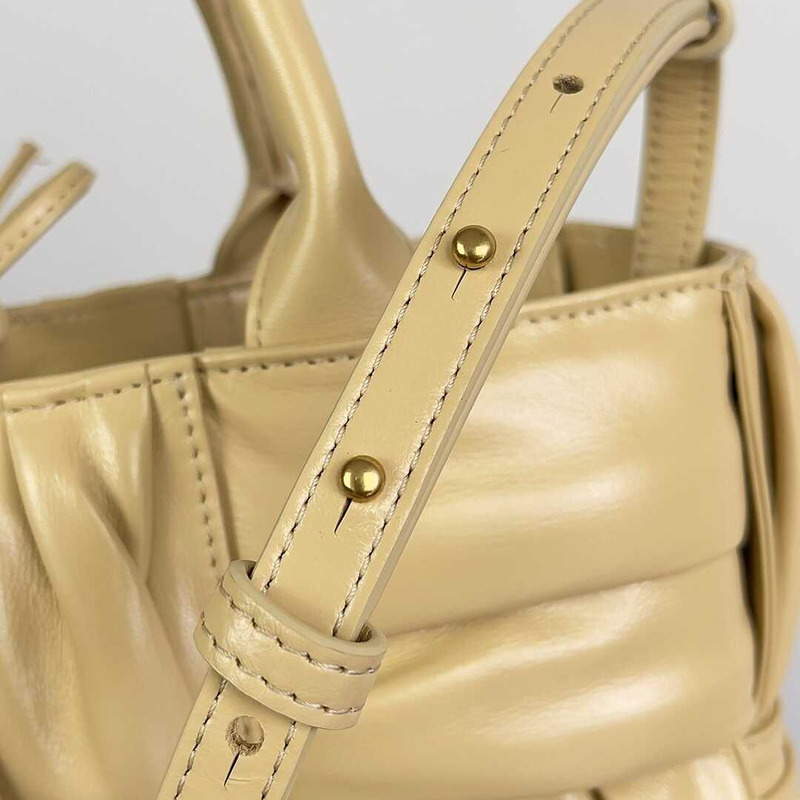 Bo*te*ga ve*ne*ta mini arco tote oatmeal