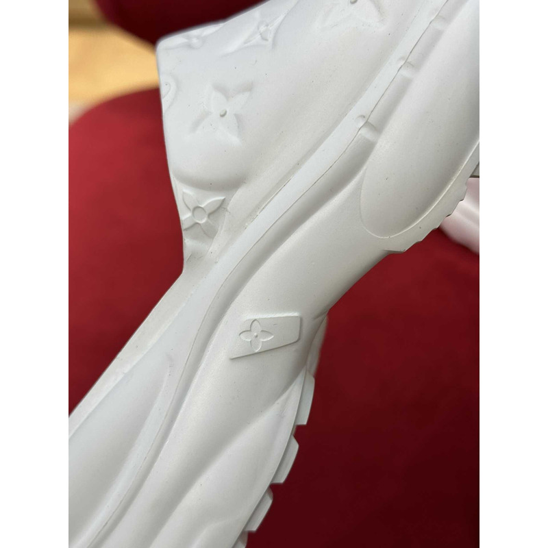 l**is V*t*n pool sandals white