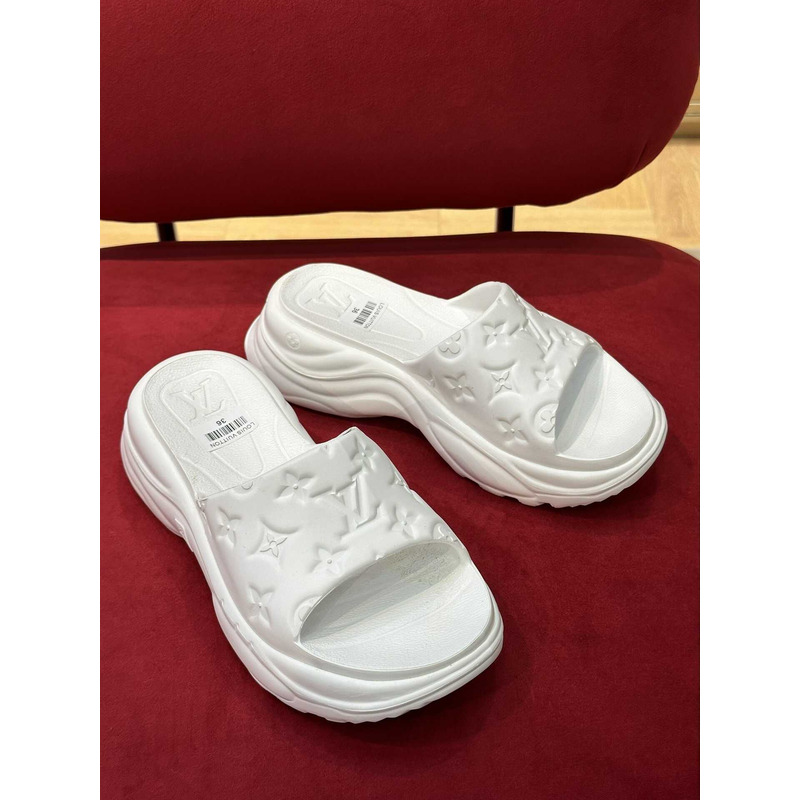 l**is V*t*n pool sandals white