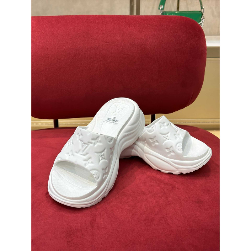 l**is V*t*n pool sandals white