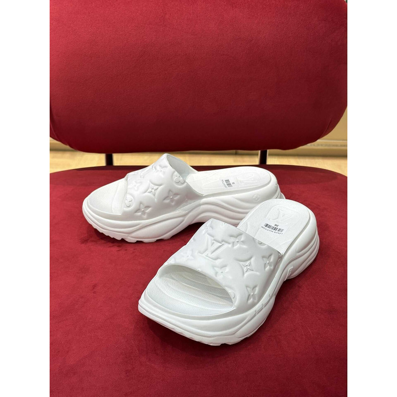 l**is V*t*n pool sandals white