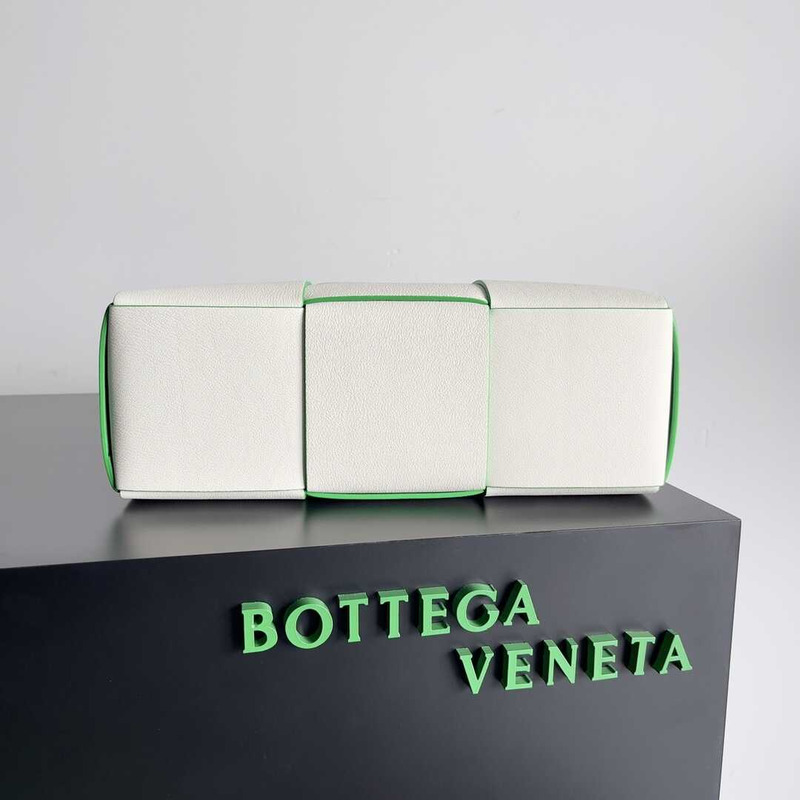 Bo*te*ga ve*ne*ta arco calfskin leather tote bag white