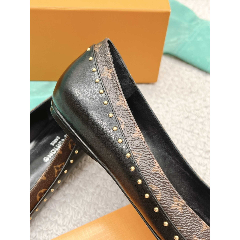 l**is V*t*n signature flat ballerina black