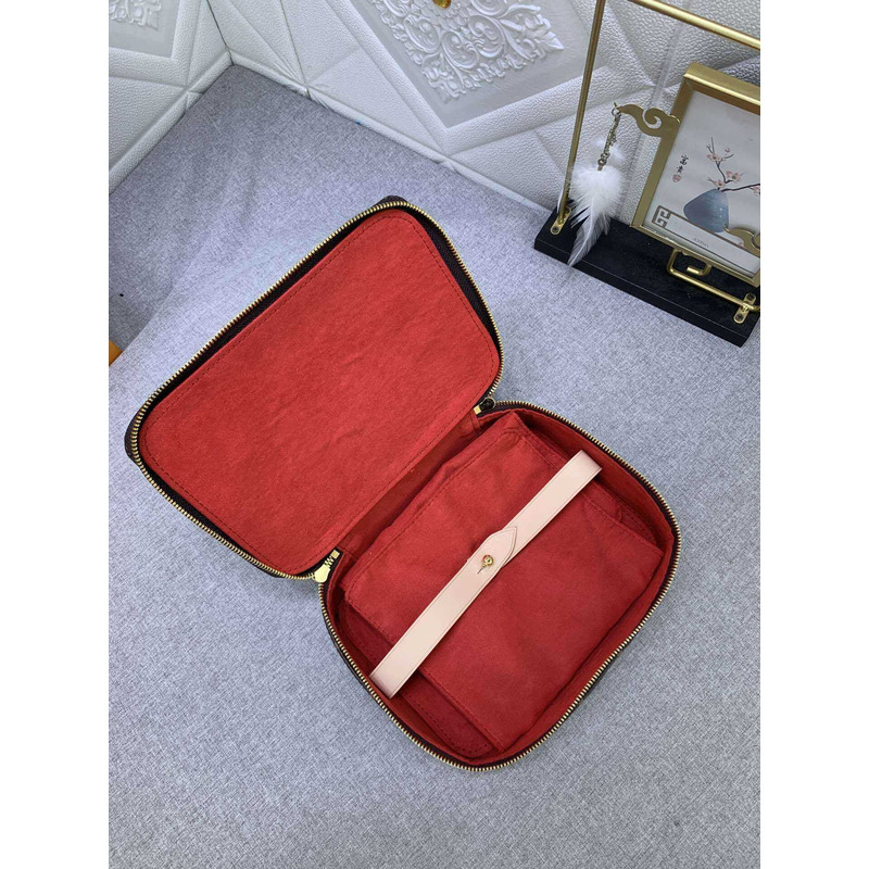 l**is V*t*n nice jewelry case bag