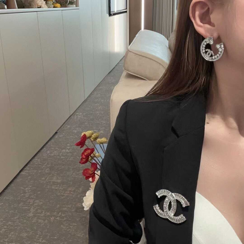 Ch*el circle logo eearring