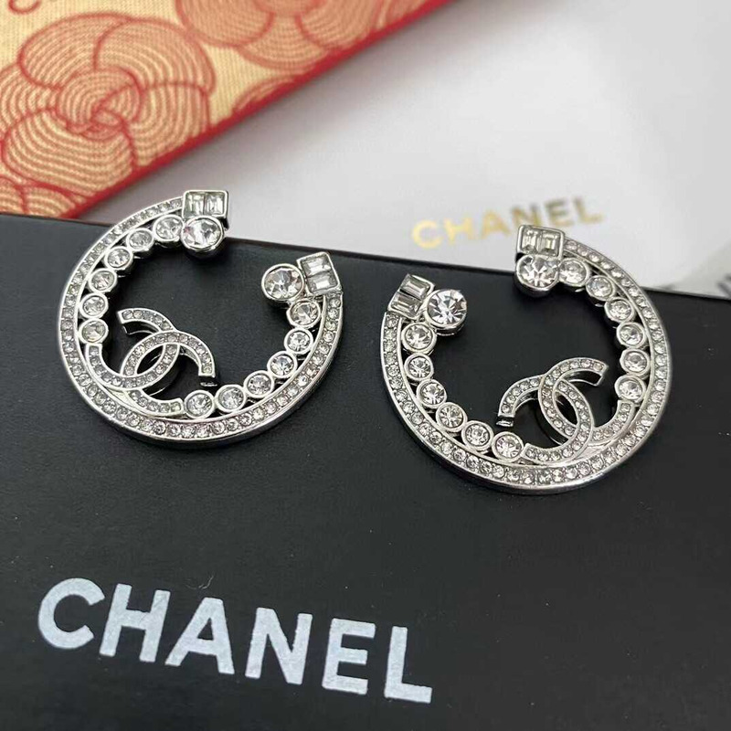 Ch*el circle logo eearring