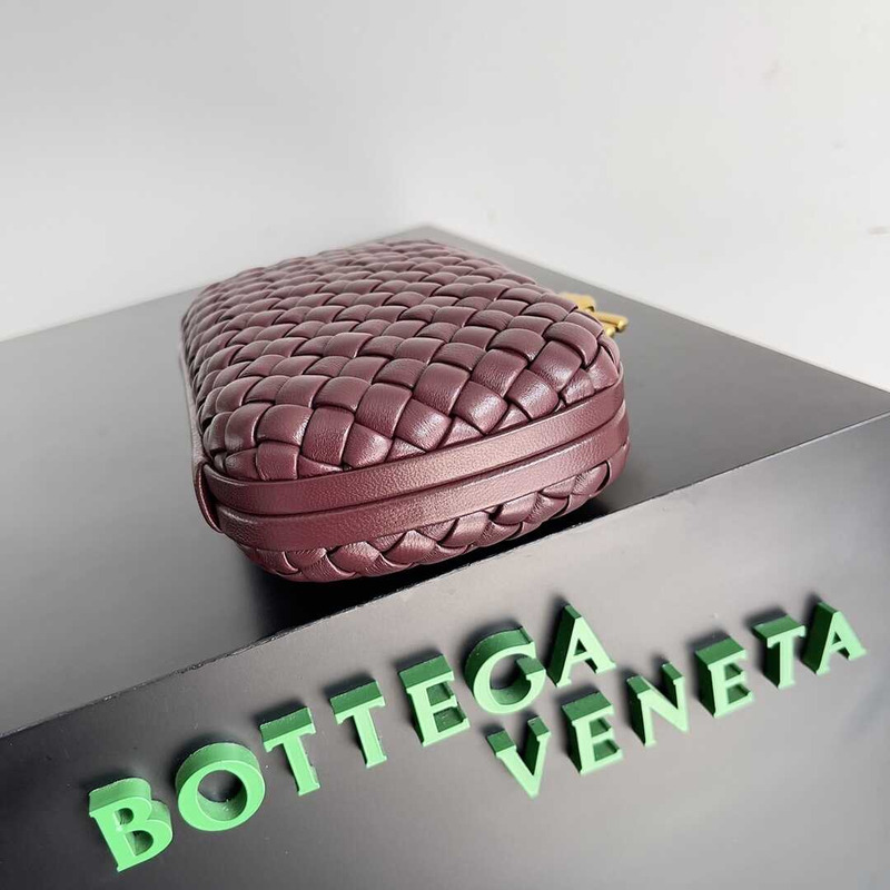 Bo*te*ga ve*ne*ta knot leather clutch dark red