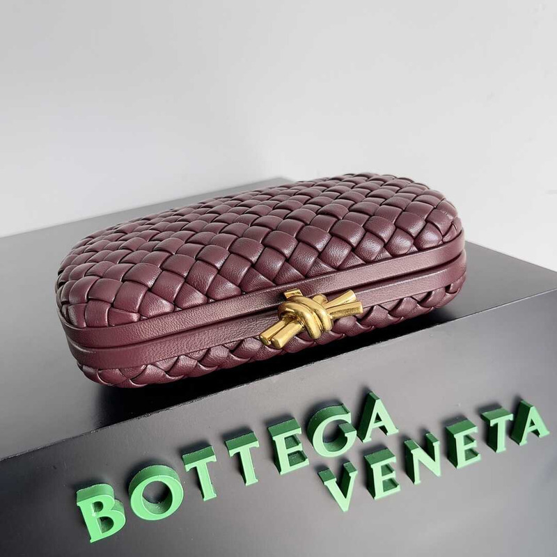 Bo*te*ga ve*ne*ta knot leather clutch dark red