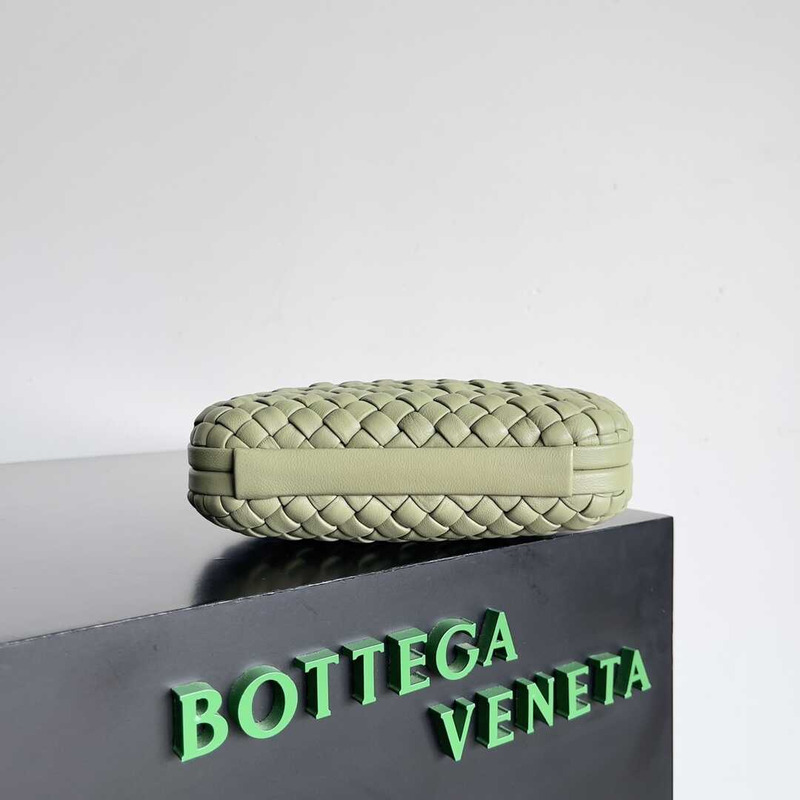 Bo*te*ga ve*ne*ta knot leather clutch light green