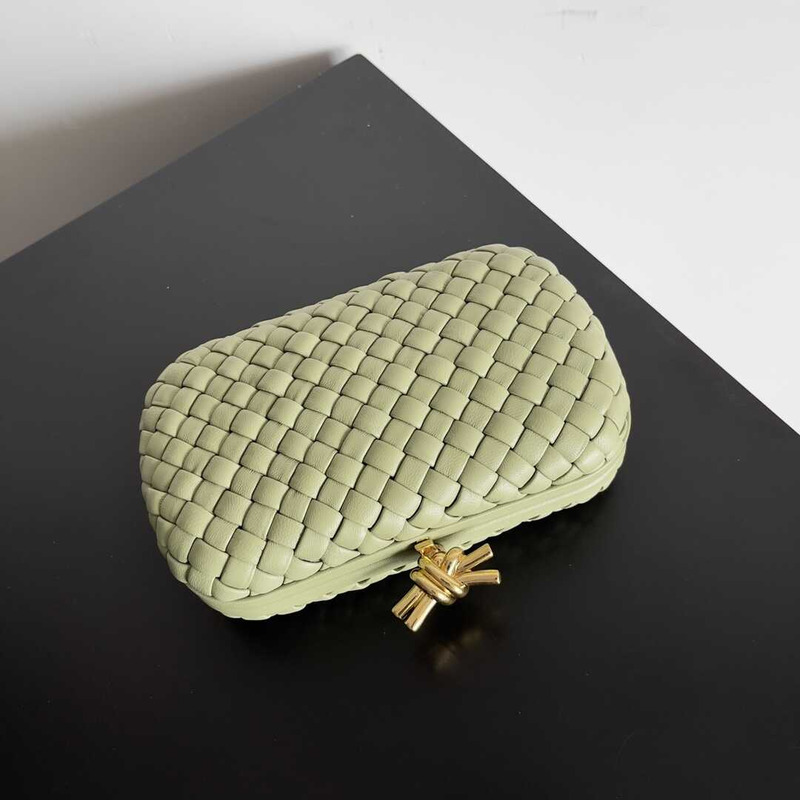 Bo*te*ga ve*ne*ta knot leather clutch light green