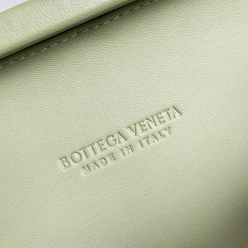 Bo*te*ga ve*ne*ta knot leather clutch light green