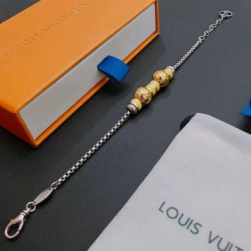 l**is V*t*n monagam colors bracelet