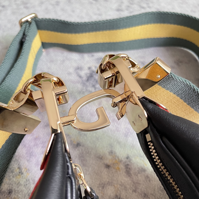 G*u*i attache small shoulder bag