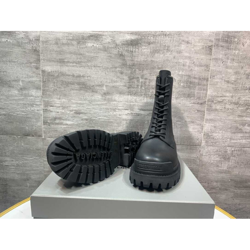 Ba*len*cia*ga flat boots black