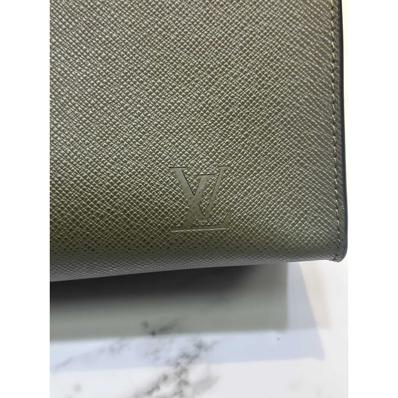 l**is V*t*n robusto briefcase monogram taiga brown&green