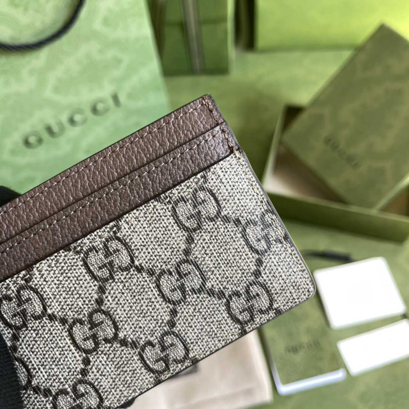 G*u*i card pouch