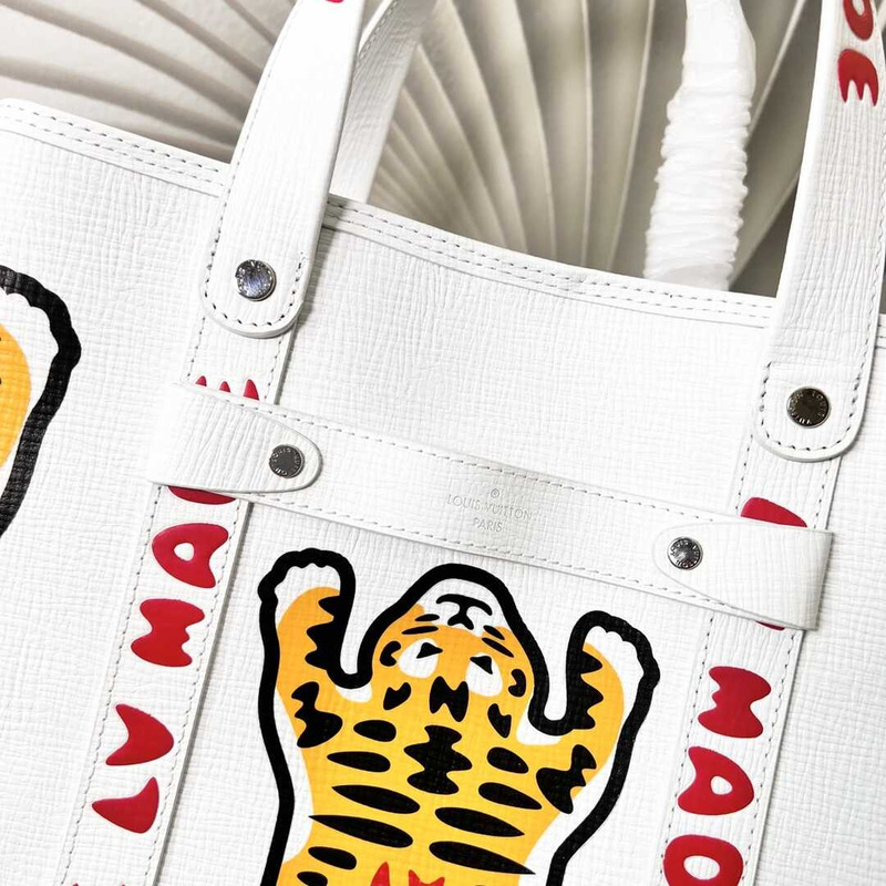 l**is V*t*n x nigo tote journey white