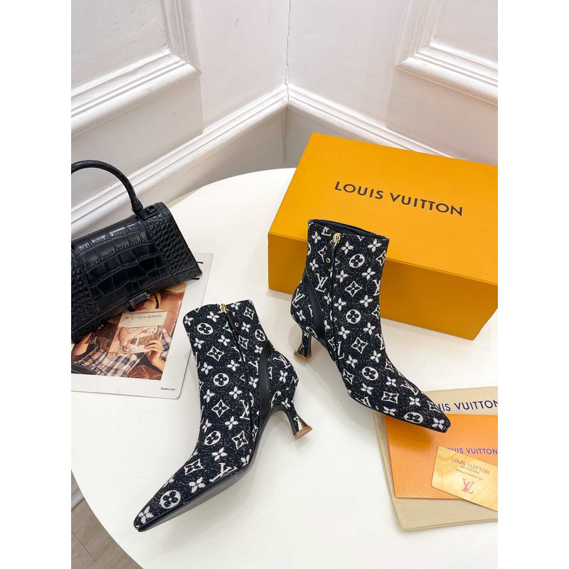 l**is V*t*n ankle short boot heels with chain logo black