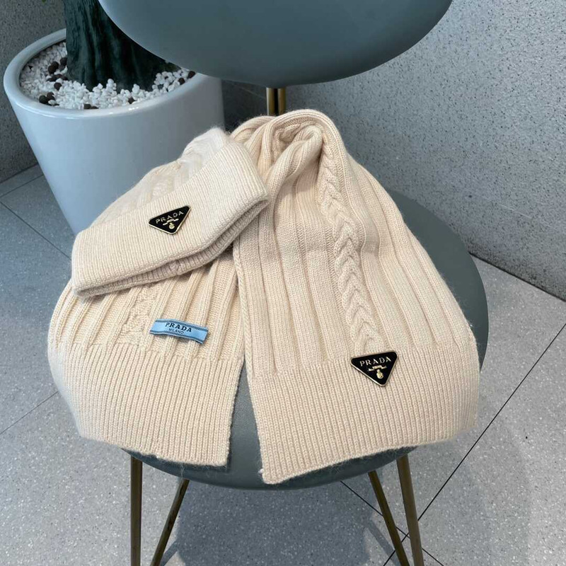 Pra*a knitted cap and scarf beige