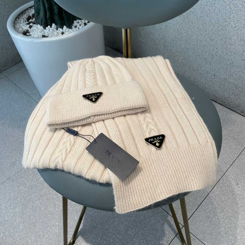 Pra*a knitted cap and scarf beige