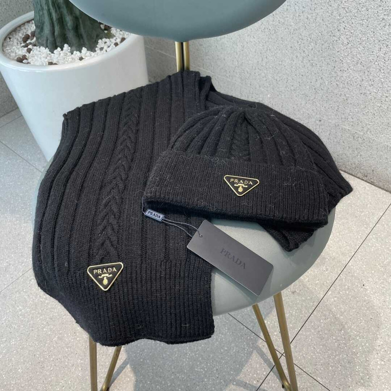Pra*a knitted cap and scarf black