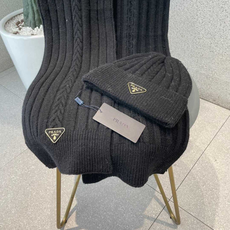Pra*a knitted cap and scarf black